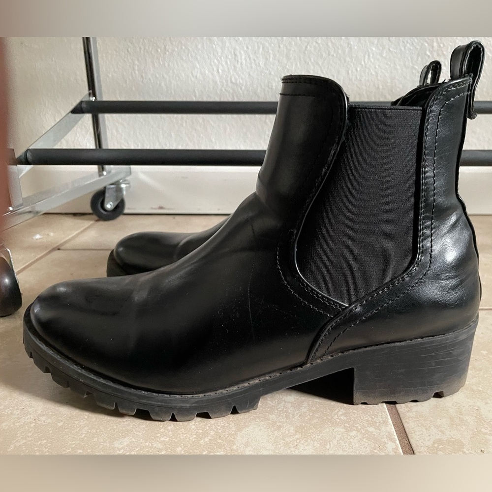 Black ankle lug boots